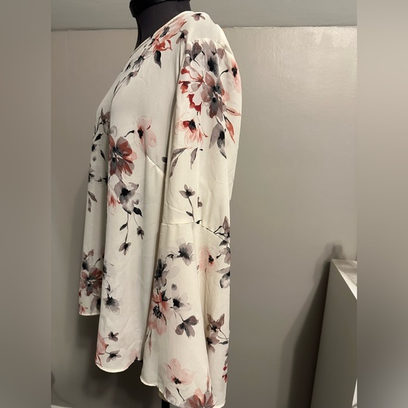 Rose & Olive Cream Floral Blouse - Picture 2 of 7